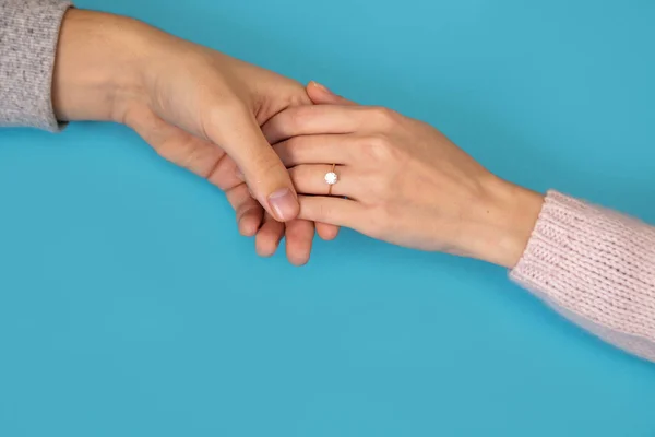 Άνθρωπος Κάνει Μια Πρόταση Παντρευτεί Φίλη Του Ανδρικά Χέρια Βάλτε — Φωτογραφία Αρχείου