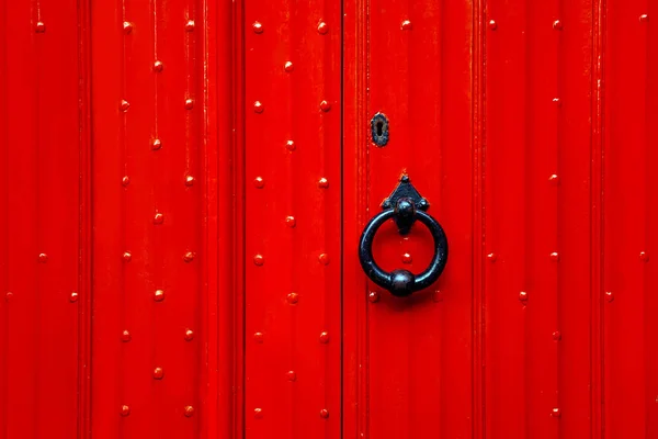 Puerta roja textura fondo puerta mango negro luz viejo vintage —  Fotos de Stock