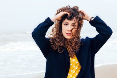 Kadın kız yağmur deniz rüzgar kış portre gülümseme bahar kat uzun saç kıvırcık ruh hali kıyıya kar beach