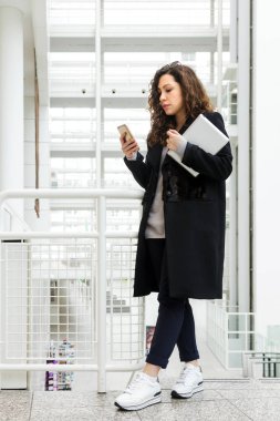 Beyaz güzel iş kadın tablet konuşmak telefon tablet kız ofis telefon öğrenci Yöneticisi office adımları serbest meslek