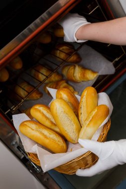 fırın kruvasan topuz baker çekme taze fırın el sepeti kadın sarı turuncu sıcak net tatlı pasta fırında pişirme