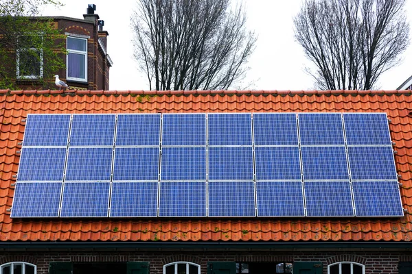 Czerwona Dachówka Dachu Paneli Słonecznych Nowych Technologii Słonecznych Stary Dom — Zdjęcie stockowe