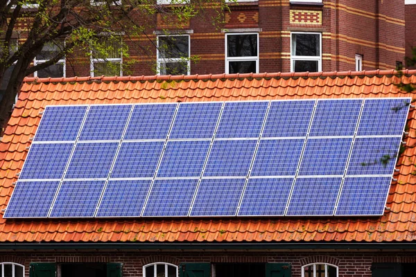 Czerwona Dachówka Dachu Paneli Słonecznych Nowych Technologii Słonecznych Stary Dom — Zdjęcie stockowe