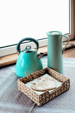 Mavi demir çaydanlık yeşil masa bardağı mavi kahvaltı sepeti kalp