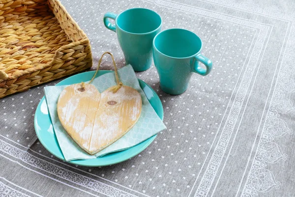 Blau grün Tisch zwei Teller Tasse blau grün Frühstückskorb Herz — Stockfoto