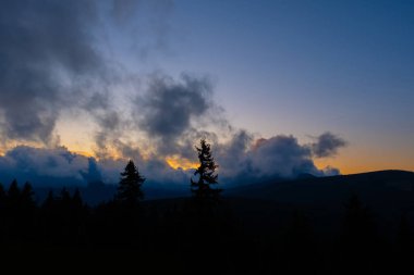 Gün batımı dağı gökyüzü mavi sonbahar güneşi açık sarı turuncu bulutlar duman sisi