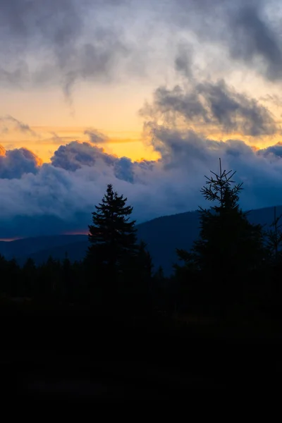 Sonnenuntergang Berg Himmel blau bunt Herbst Sonne Licht gelb orange Wolken Baum Rauch Nebel Dunst — Stockfoto