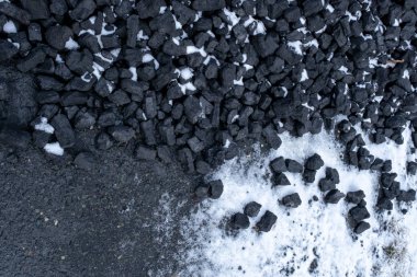Kömür kolama mineral siyah arkaplan kar yığınını beyazı ısıtıyor