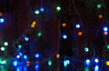 Bulanık yağmur damlası pencere sokağı gece lambası soyut arka plan bokeh