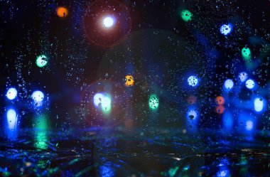 Bulanık yağmur damlası pencere sokağı gece lambası soyut arka plan bokeh