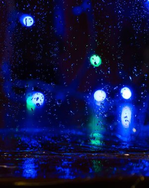 Bulanık yağmur damlası pencere sokağı gece lambası soyut arka plan bokeh