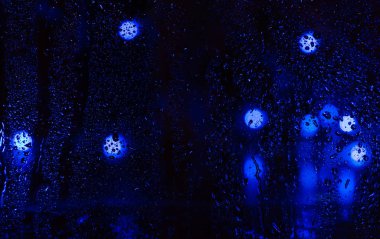 Bulanık yağmur damlası pencere sokağı gece lambası soyut arka plan bokeh