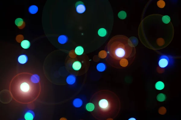ブルーボケ抽象的背景窓の外の夜の光の通り新年 — ストック写真