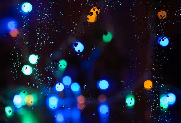 Verschwommen regen Tropfen Fenster Straße Abend Nacht Licht Bokeh abstrakten Hintergrund — Stockfoto