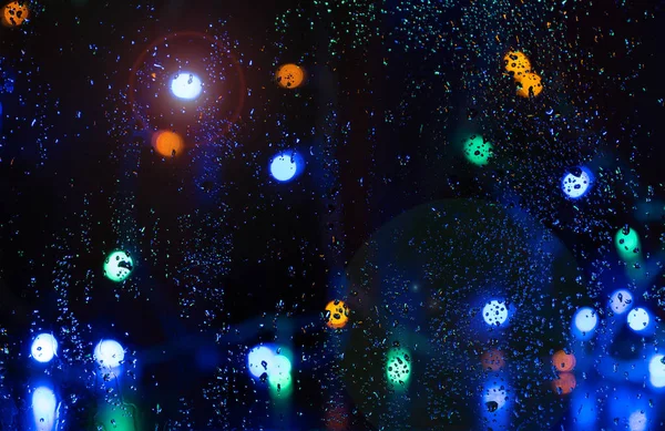 Verschwommen regen Tropfen Fenster Straße Abend Nacht Licht Bokeh abstrakten Hintergrund — Stockfoto