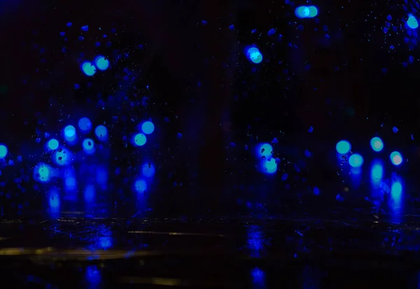 ブルーレインドロップウィンドウストリート夜光ボケ抽象的な背景 — ストック写真