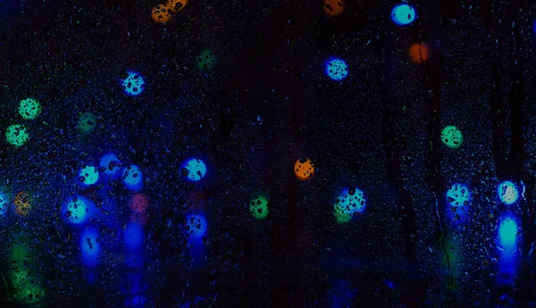 Blure lluvia gota ventana calle noche noche luz bokeh abstracto fondo — Foto de Stock