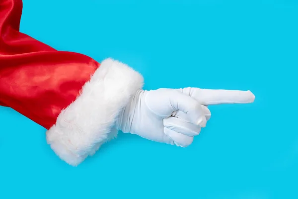 Άγιος Βασίλης γάντι χέρι μπλε φόντο ένα κόκκινο κοστούμι αντίγραφο χώρου — Φωτογραφία Αρχείου