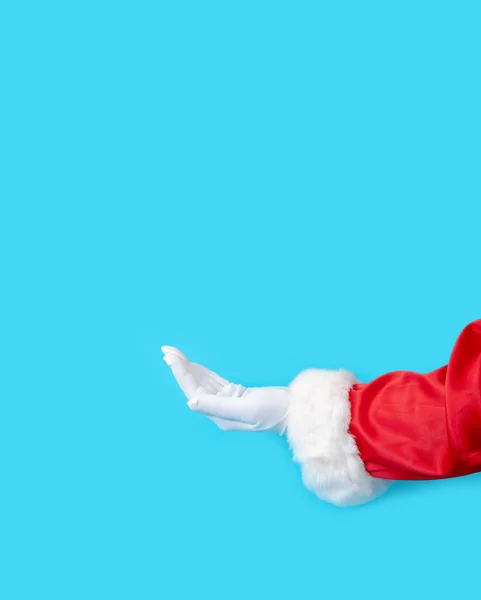 Santa Claus rękawica ręka niebieski tło jeden czerwony garnitur kopia przestrzeń — Zdjęcie stockowe