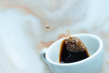 Kahve fincanı sütlü arka plan köpük duman siyah bir kapuçino fotokopi alanı içinde