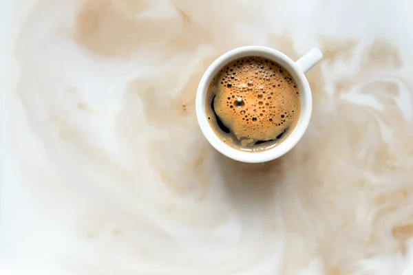 Kaffee weiße Tasse Milch Hintergrund Streifen Schaum Rauch schwarz ein Cappuccino innerhalb Kopierraum — Stockfoto