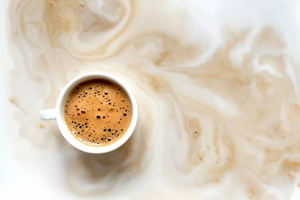 Kaffee weiße Tasse Milch Hintergrund Streifen Schaum Rauch schwarz ein Cappuccino innerhalb Kopierraum — Stockfoto