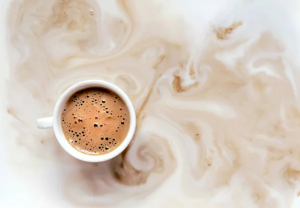 Kaffee weiße Tasse Milch Hintergrund Streifen Schaum Rauch schwarz ein Cappuccino innerhalb Kopierraum — Stockfoto