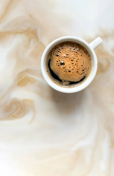 コーヒー白カップミルク背景ストリーク泡煙黒1カプチーノ内部コピースペース — ストック写真