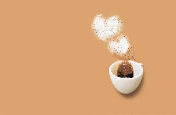 Kaffee weiße Tasse Herz Mousse Milch Streifen Schaum Rauch ein Cappuccino Valentin — Stockfoto