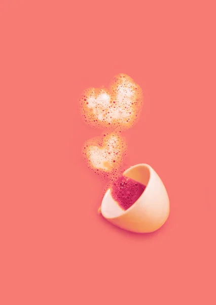 Café branco copo coração mousse leite raia espuma fumaça um cappuccino Valentine rosa — Fotografia de Stock