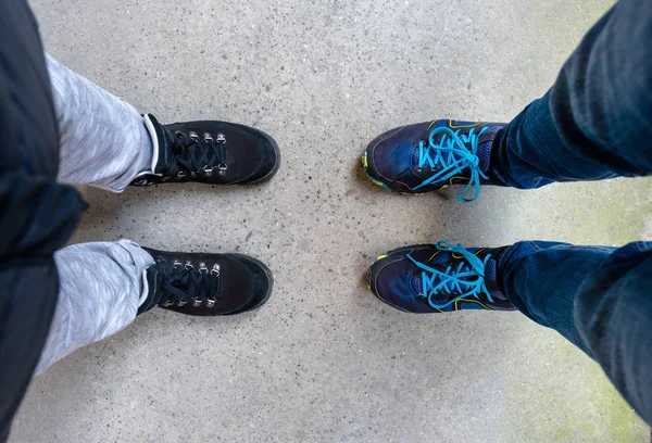 İki turist bacağı mavi fotokopi alanı yürüyüş çantası çift mavi spor ayakkabı. — Stok fotoğraf