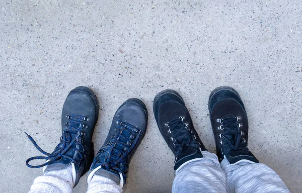 Dois turistas pernas botas azul cópia espaço caminhadas rastreamento saco mochila casal azul vista superior tênis — Fotografia de Stock