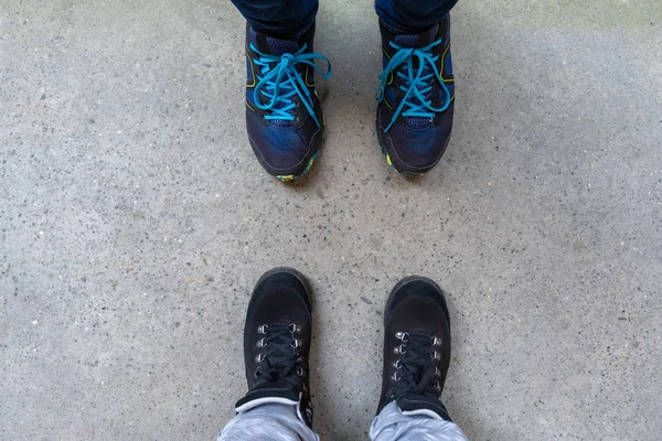 Dois turistas pernas botas azul cópia espaço caminhadas rastreamento saco mochila casal azul vista superior tênis — Fotografia de Stock