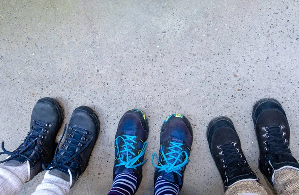 Empresa turistas pernas botas azul cópia espaço caminhadas rastreamento saco mochila casal azul vista superior — Fotografia de Stock