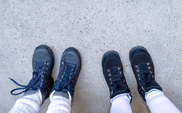 Dois turistas pernas botas azul cópia espaço caminhadas rastreamento saco mochila casal azul vista superior tênis — Fotografia de Stock