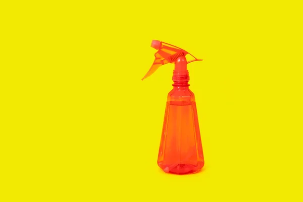 Bottiglia erogatore di fondo giallo uno spazio copia rosso — Foto Stock