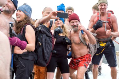POLAND - 27 Ocak 2020: Wim Hof Çek Cumhuriyeti 'nden Polonya' ya Karkonoska, Przesieka dağları üzerinden kış seferi.