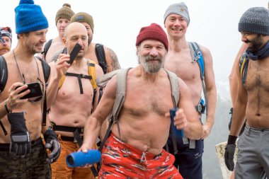 POLAND - 27 Ocak 2020: Wim Hof Çek Cumhuriyeti 'nden Polonya' ya Karkonoska, Przesieka dağları üzerinden kış seferi.
