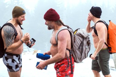 POLAND - 27 Ocak 2020: Wim Hof Çek Cumhuriyeti 'nden Polonya' ya Karkonoska, Przesieka dağları üzerinden kış seferi.
