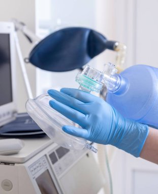 Ameliyathanede anestezi için aygıt. El aracı için ameliyat sırasında oksijen ile.