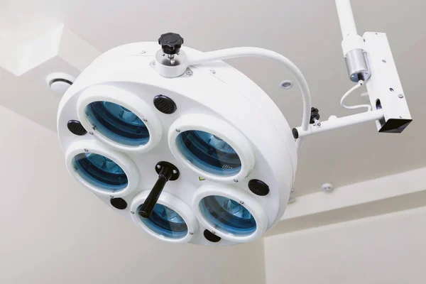 白い背景に歯科医院の照明器具 歯科オフィスの導かれた照明器 装置または装置 — ストック写真