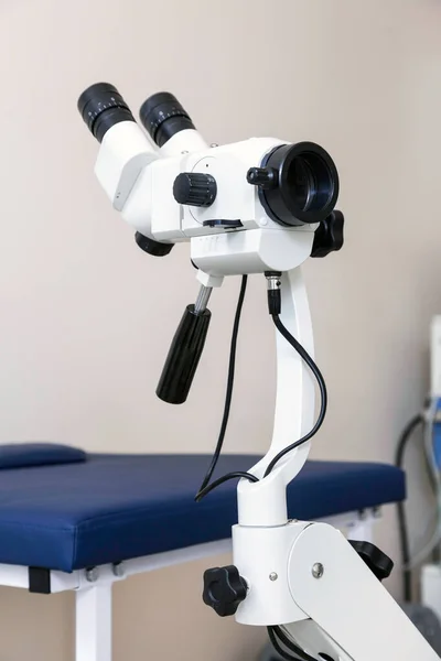 Sala Ginecológica Com Cadeira Equipamento Mãos Médico Feminino Com Ferramentas — Fotografia de Stock