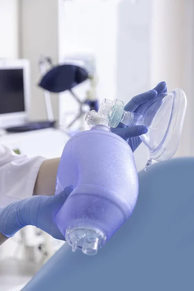 Dispositivo Para Anestesia Sala Operações Mão Com Ferramenta Para Oxigênio — Fotografia de Stock