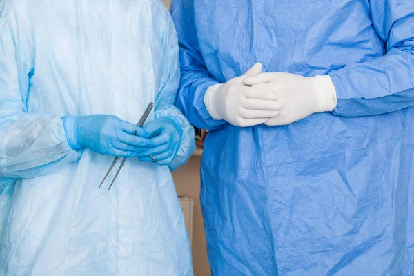 Mãos Médico Vestido Com Luvas Azuis Brancas Antes Cirurgia Equipamento — Fotografia de Stock