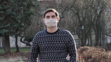Panik anında beyaz tıbbi maskeli genç adam sokakta görülmüş. Adam maskeyi suratından çıkardı..