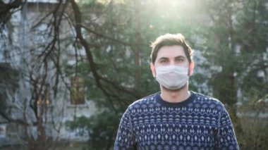Tıbbi maske beyaz sokak adamı genç Coronavirus covid 19 mavi göz