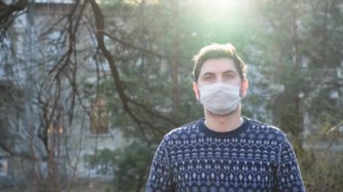 Tıbbi maske beyaz sokak adamı genç Coronavirus covid 19 mavi göz