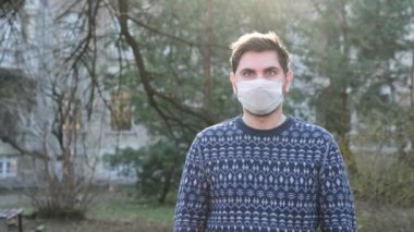 Tıbbi maske beyaz sokak adamı genç Coronavirus covid 19 mavi göz