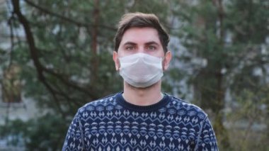 Tıbbi maske beyaz sokak adamı genç Coronavirus covid 19 mavi göz