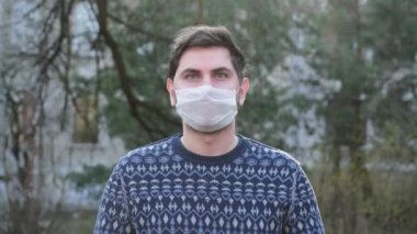 Tıbbi maske beyaz sokak adamı genç Coronavirus covid 19 mavi göz